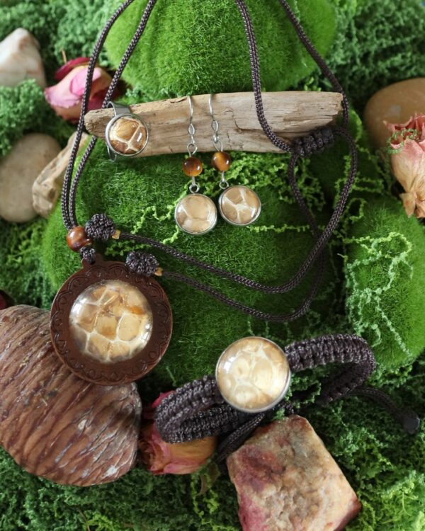 Collier Amulette "Ngu" – Mue de Serpent & Feuille d'Or – Image 4