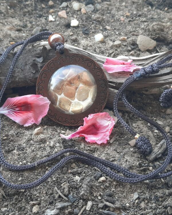 Collier Amulette "Ngu" – Mue de Serpent & Feuille d'Or – Image 2