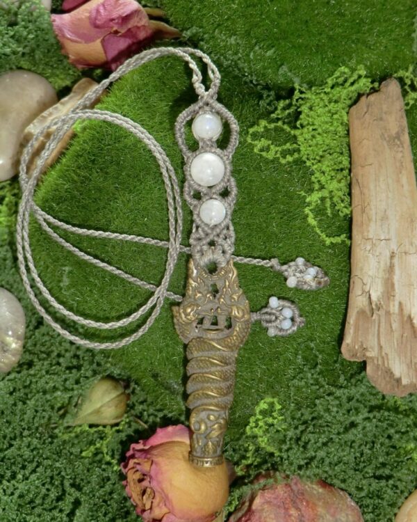 Collier pendule micro-macramé Takrut en laiton & Pierre de Lune – Image 2