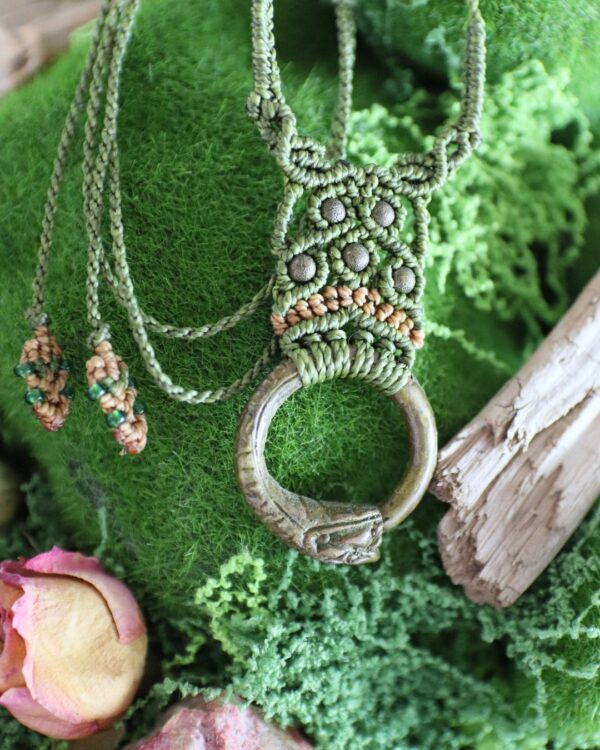Collier "Ouroboros" en laiton • micro macrame – Image 2