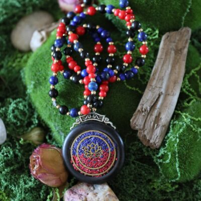Collier mâlâ Lotus sacré • Bois d’ébène, corail et lapis lazuli