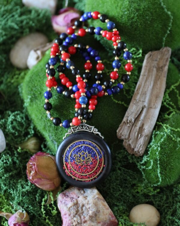 Collier mâlâ Lotus sacré • Bois d’ébène, corail et lapis lazuli