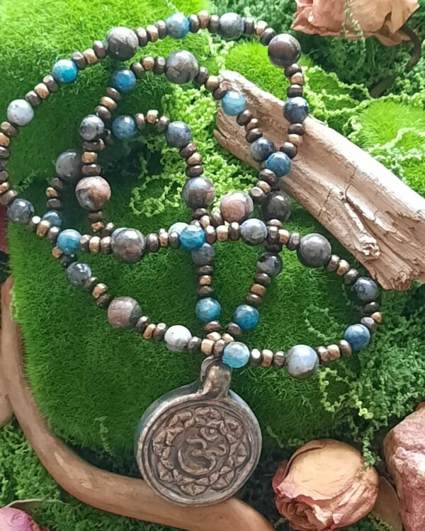 Collier mâlâ "OM" lotus