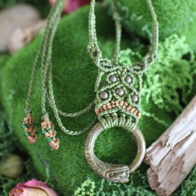 Collier "Ouroboros" en laiton • micro macrame