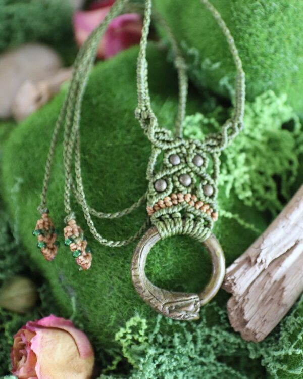 Collier "Ouroboros" en laiton • micro macrame