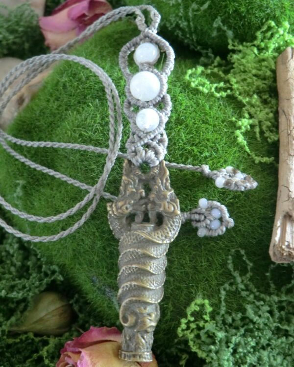 Collier pendule micro-macramé Takrut en laiton & Pierre de Lune – Image 3