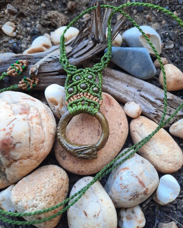 Collier "Ouroboros" en laiton • micro macrame – Image 3