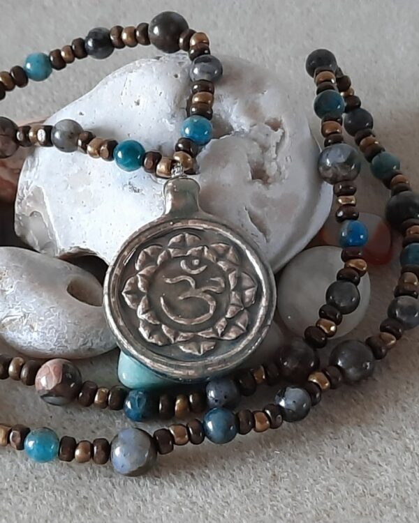 Collier mâlâ syllabe "Om". – Image 3