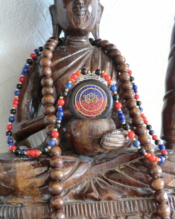 Collier mâlâ Lotus sacré • Bois d’ébène, corail et lapis lazuli – Image 3