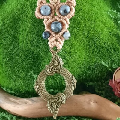 collier pendule "Naga" micro macrame