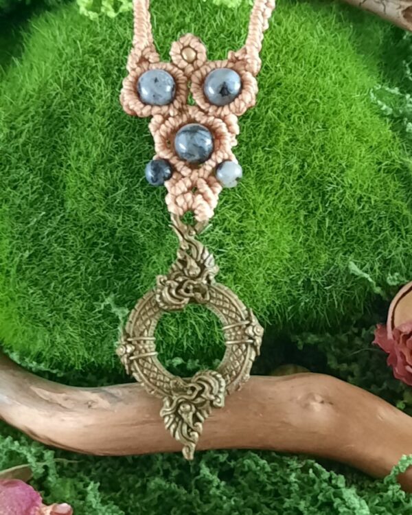 collier pendule "Naga" micro macrame
