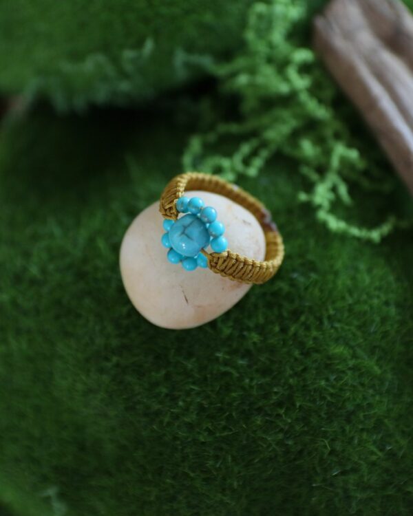 Bague en macramé doré et turquoise - "Nocmasifa" – Image 2