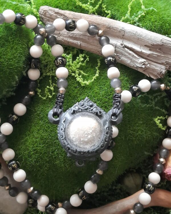 Collier talisman "LounThaan" • Obsidienne, mantra & pierre fossile