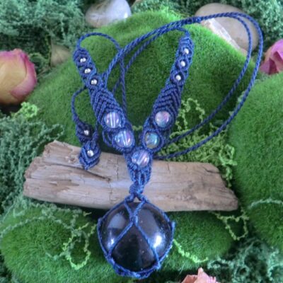 Collier "KhiNakh" oeuf de Naga micro-macramé