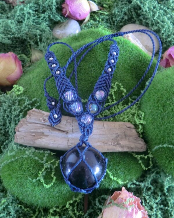 Collier "KhiNakh" oeuf de Naga micro-macramé