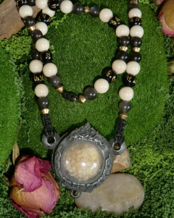 Collier talisman "LounThaan" • Obsidienne, mantra & pierre fossile – Image 3