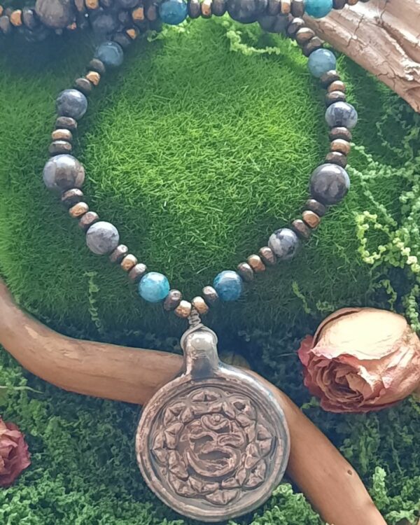 Collier mâlâ syllabe "Om". – Image 2