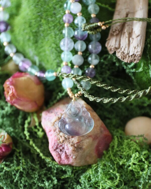 Collier mâlâ en fluorine • Happy Buddha & clarté d’esprit – Image 3