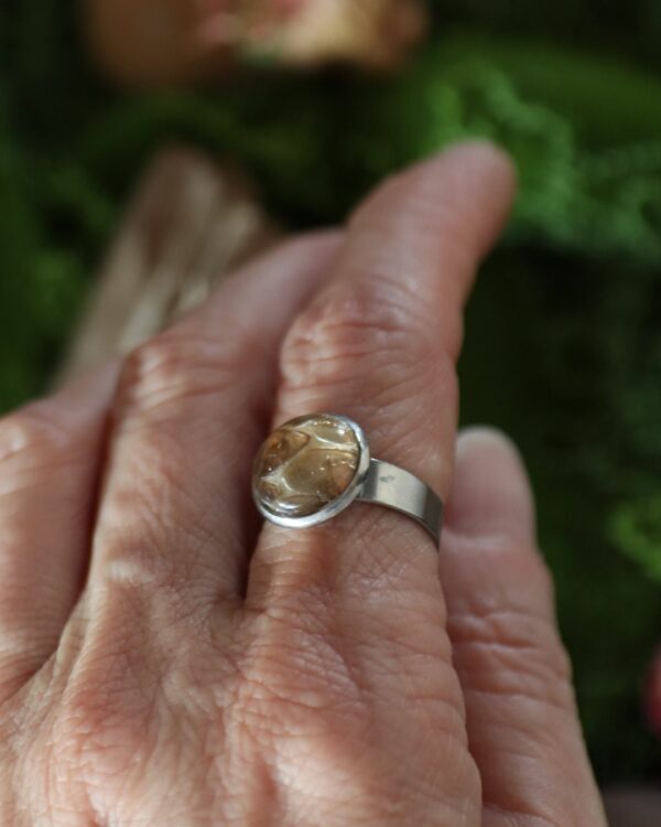 Bague cabochon mue de serpent & feuille d’or "Ngù" – Image 4