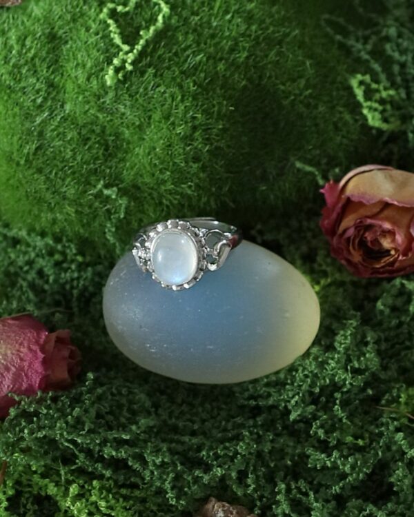Bague ajustable en laiton platiné et pierre de lune "Munston" – Image 3