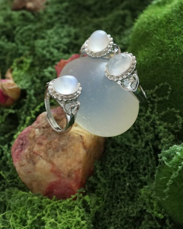 Bague ajustable en laiton platiné et pierre de lune