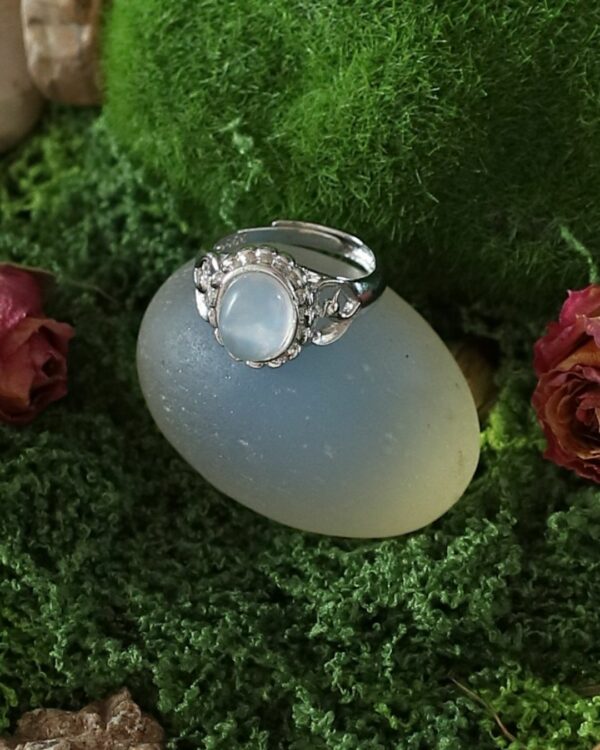 Bague ajustable en laiton platiné et pierre de lune "Munston" – Image 2