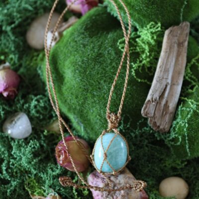 Collier filet en micro-macramé et pierre roulée – "Hin"
