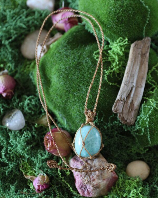 Collier filet en micro-macramé et pierre roulée – "Hin"