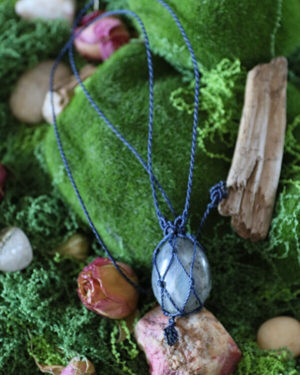 Collier filet en micro-macramé et pierre roulée – "Hin" – Image 2