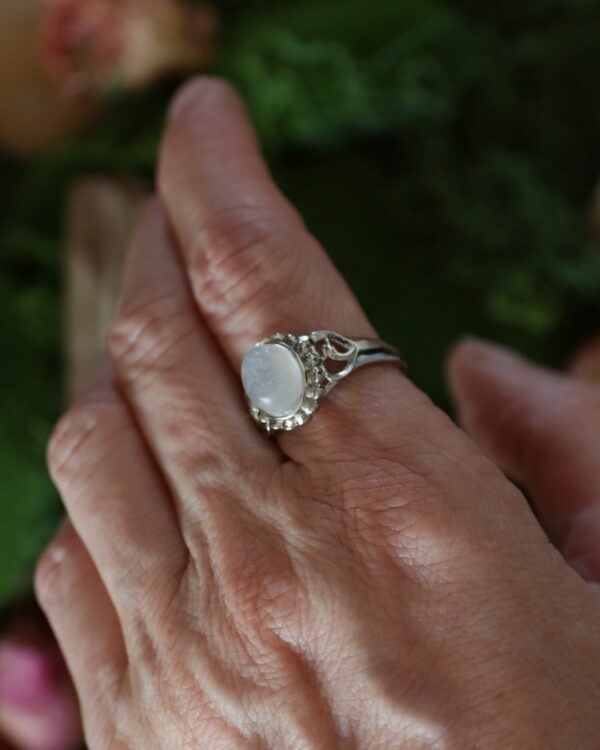 Bague ajustable en laiton platiné et pierre de lune "Munston" – Image 4