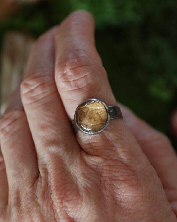 Bague cabochon mue de serpent & feuille d’or "Ngù" – Image 3