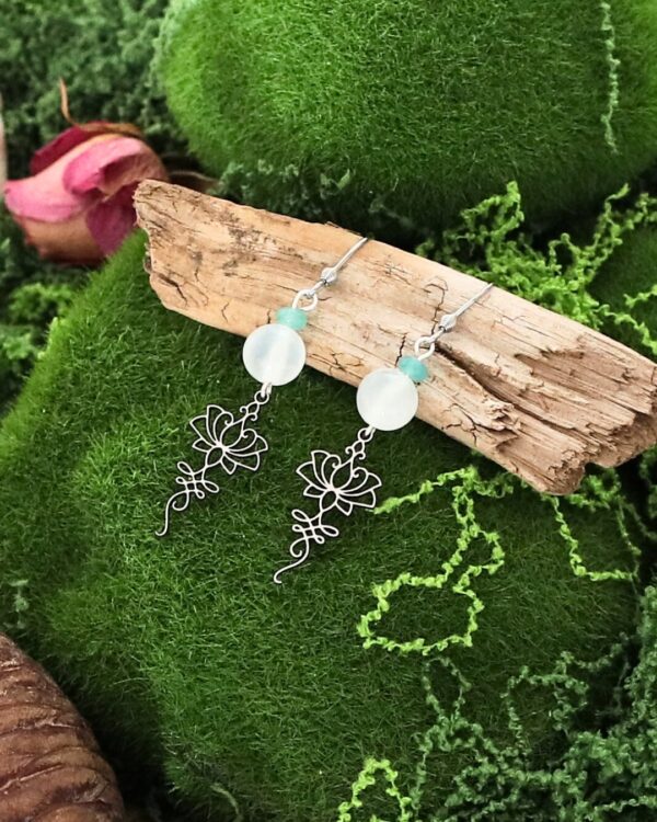 Boucles d’oreilles Sélénite & Émeraude - “Tun khun”.