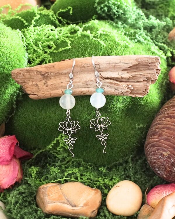 Boucles d’oreilles Sélénite & Émeraude - “Tun khun”. – Image 2