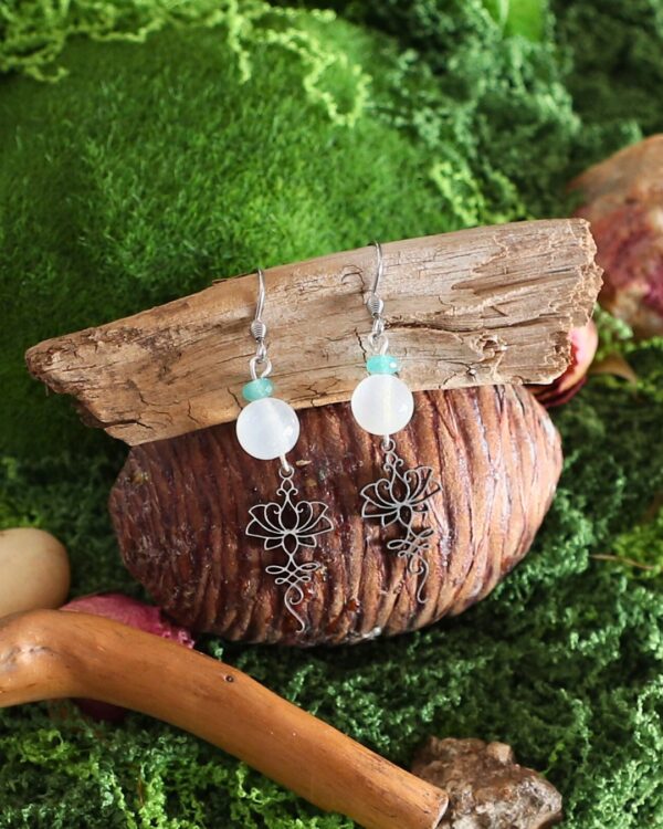 Boucles d’oreilles Sélénite & Émeraude - “Tun khun”. – Image 3