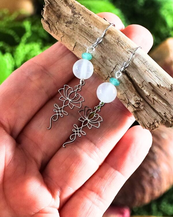 Boucles d’oreilles Sélénite & Émeraude - “Tun khun”.