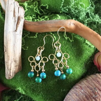 Boucles d’oreilles orientale en laiton et pierres bleues – “Jasmine”